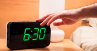 How does a digital clock keep time