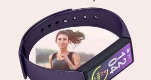 How does a wearable fitness tracker measure steps