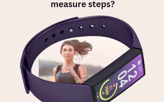 How does a wearable fitness tracker measure steps